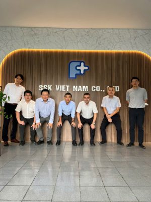 Lãnh đạo đang chụp ảnh tại sảnh với logo fuji