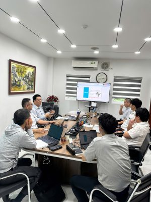 Đang họp và nghe báo cáo